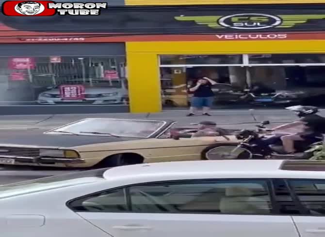Video :Two motorcycle riders hit the driver when he turns in an unsafe direction